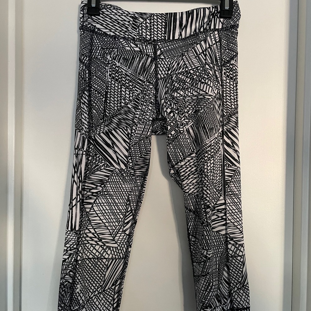 ❄️ 4/30 Under Armour Geometric Capri Leggings